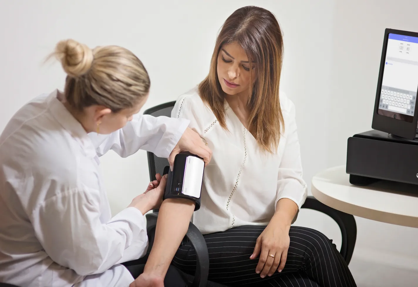 female-doctor-blood-pressure female-doctor-blood-pressure